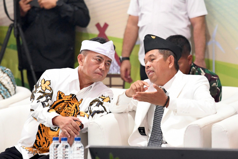 Gubernur Jawa Barat Dedi Mulyadi berbincang dengan Sekda Jawa Barat Herman Suryatman saat menghadiri High Level Meeting (Pasamoan Agung) TPID-TP2DD Tim Pengendalian Inflasi Daerah dan Tim Percepatan dan Perluasan Digitalisasi Daerah se-Jawa Barat bertempat di Disparbud Kabupaten Karawang, Rabu (11/6/2025). Foto: Humas Jabar