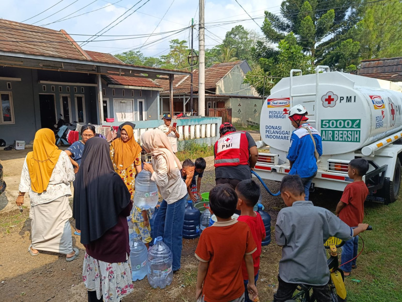 Petugas PMI Kota Sukabumi menyalurkan bantuan air bersih ke warga Sindangpalay, Kecamatan Cibereum, Kota Sukabumi, Kamis (12/6/2026). Atep Maulana