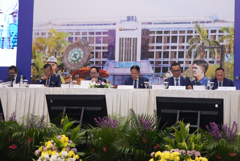 Dewan Komisaris dan Direksi pada RUPST PTBA Tbk. (FOTO: Humas PTBA)