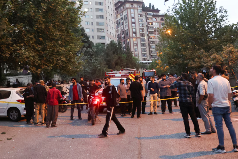 Warga Iran berkumpul, sesaat setelah Teheran diserang Zionis. (WANA via Reuters)