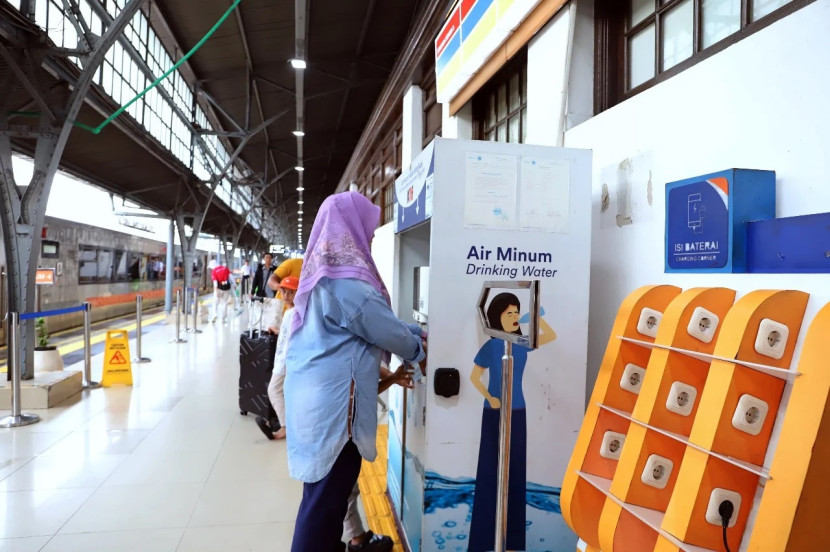 Pelanggan cukup membawa tumbler masing-masing, bisa isi ulang air minum dengan mudah, nyaman, dan gratis di area stasiun. (Foto: Humas PT KAI)