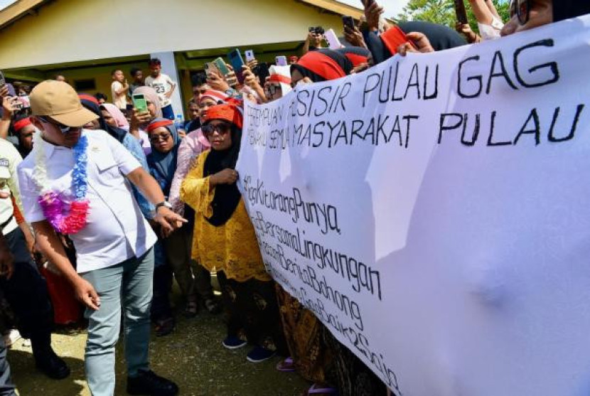 Menteri ESDM, Bahlil Lahadalia, berdialog langsung dengan masyarakat setempat saat melakukan kunjungan kerja ke lokasi tambang nikel PT GAG Nikel di Pulau Gag, Kabupaten Raja Ampat, Sabtu (7/6/2025). Sumber:dok ESDM