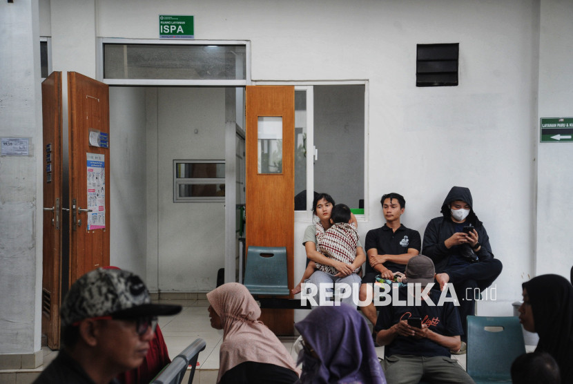 Masyarakat antre memeriksakan kesehatannya.
