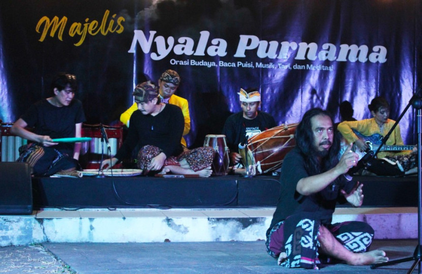 Majelis Nyala Purnama untuk yang ke-2 kalinya di selasar gedung Makara Art Center Universitas Indonesia (MAC UI) pada Kamis (12/06/2025) malam.