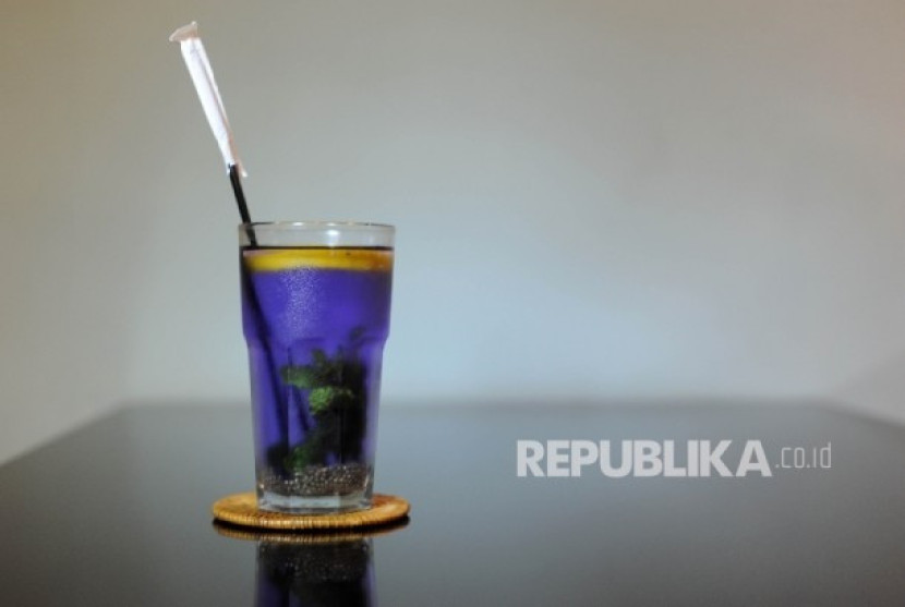 Infus Water Bunga Telang dan Chia Seed, salah satu jenis makanan yang berbahan dasar dari superfood biji chia dan bunga telang. Foto: Republika