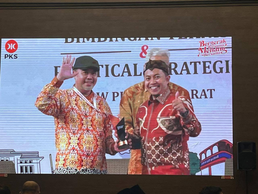 Ketua Fraksi PKS DPRD Kota Sukabumi Danny Ramdani saat menerima penghargaan sebagai fraksi dengan program kerja terbaik se-Jabar, Jumat (13/6/2025).istimewa