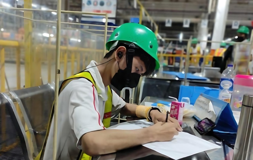 Afri El Hakim saat bergabung di PT Astra Daihatsu Motor sebagai Koordinator Administrasi Sumber:dok ITS