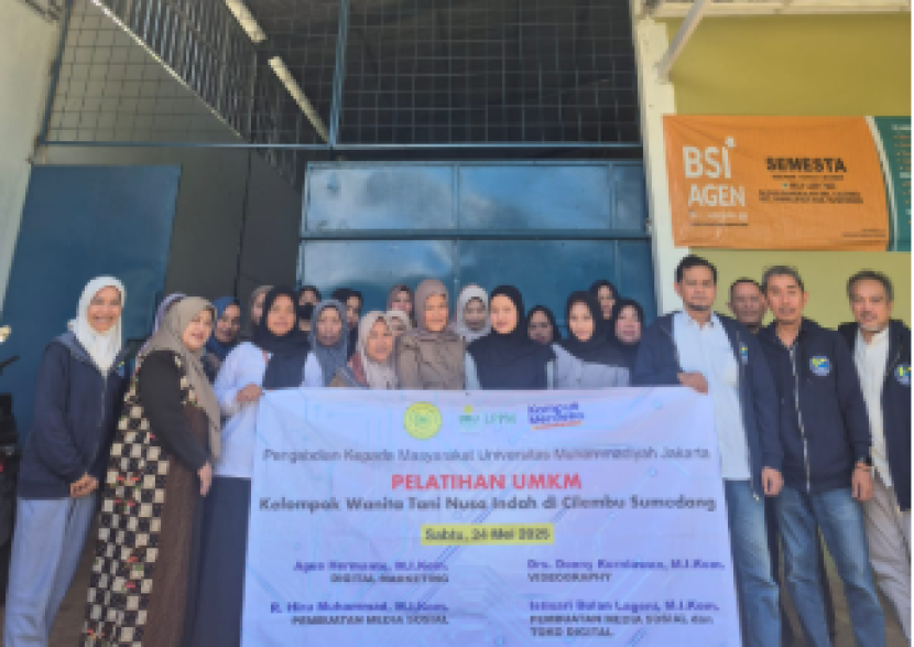 Tampak peserta petani UMKM dan tim dosen FISIP UMJ yang melakukan kegiatan pengabdian masyarakat berpose bersama. dok Bisnistime