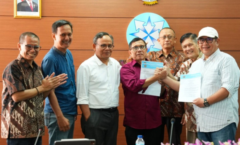 Disaksikan Ketua Dewan Pers, Komaruddin Hidayat (ketiga dari kiri), Ketua Umum PWI Kongres Luar Biasa, Zulmansyah Sekedang (paling kanan), berjabat tangan dengan Ketua Umum PWI Kongres Bandung, Hendry Ch Bangun (keempat dari kiri) setelah menandatangani SK Panitia Bersama Kongres Persatuan PWI di Gedung Dewan Pers, Jakarta, Selasa (13/06/2025). (Foto: Dok Dewan Pers