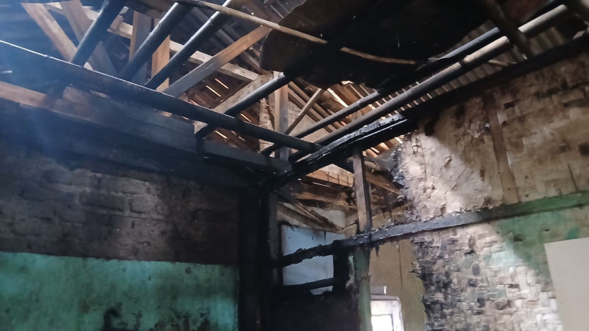 Kondisi rumah warga yang terbakar di Kampung Baksir RT 01 RW 03, Kelurahan Benteng, Kecamatan Warudoyong, Kota Sukabumi, Sabtu (14/6/2025) siang.
