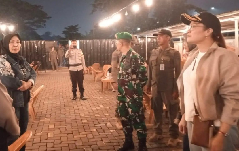 Camat Sukmajaya, Christine Desima Arthauli (kiri). (Foto: Dok Diskominfo Kota Depok)