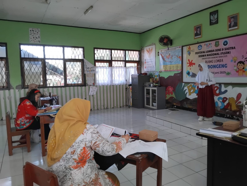 Seorang pelajar SD tengah tampil dalam Festival Lomba Seni dan Sastra Siswa Nasional (FLS3N) tingkat Kota Sukabumi tahun 2025, Sabtu (14/6/2025).