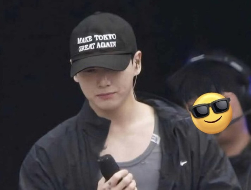 Jungkook saat kenakan topi yang menimbulkan kontroversi. (X)