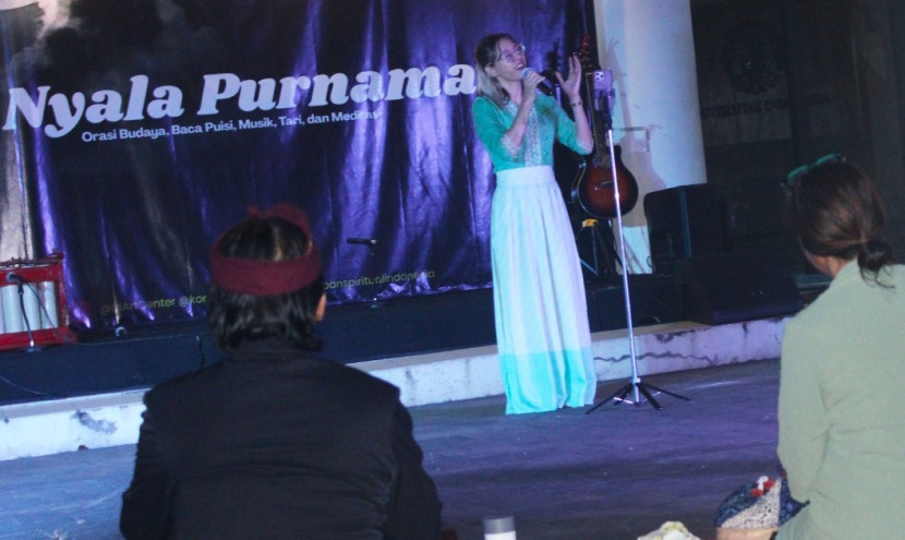 Penyanyi Shae di acara Majelis Nyala Purnama di Makara Art Center Universitas Indonesia (MAC UI) pada Kamis (12/06/2025) malam. (Foto: Dok Komoenitas Makara)