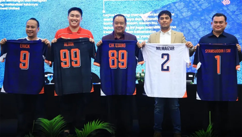 Presiden klub Sumsel United Cik Ujang (ketiga dari kiri) dan pelatih Nil Maizar (kedua dari kanan) memperkenalkan jersey Sumsel United. (FOTO: Humas Pemprov Sumsel).