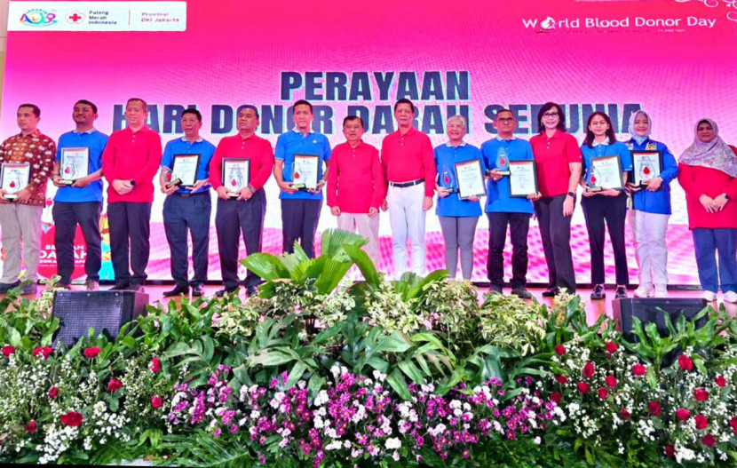 Palang Merah Indonesia (PMI) Provinsi DKI Jakarta memberikan penghargaan yang disampaikan langsung oleh Ketua Umum PMI Jusuf Kalla, di Gedung MH Thamrin, Kantor Wali Kota Jakarta Barat, Jumat (14/05/2025). (Foto: Dok RUZKA INDONESIA)