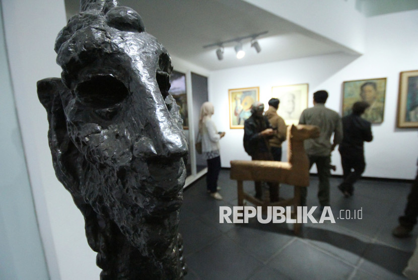 Pamerans seni rupa karya G Sidharta bertajuk Corpus & Amorf saat pembukaan Galeri G Sidharta di komplek Lawangwangi Creative Space, Dagogiri, Lembang, Kabupaten Bandung Barat, Sabtu (14/6/2026). Foto: Edi Yusuf