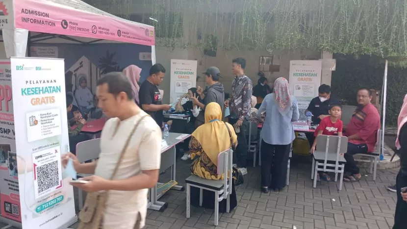 BSI Maslahat memberikan layanan kesehatan gratis dalam ONEderful Islamic Fest 2025 yang diselenggarakan oleh Student Parents Community (SPC) Student One Islamic School di Bogor, Sabtu (14/6/2025). (Foto: BSI)