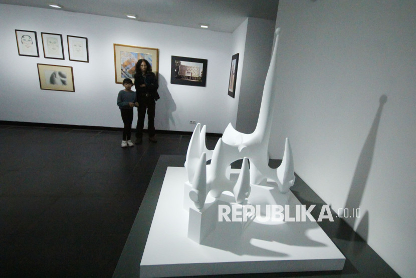 Pamerans seni rupa karya G Sidharta bertajuk Corpus & Amorf saat pembukaan Galeri G Sidharta di komplek Lawangwangi Creative Space, Dagogiri, Lembang, Kabupaten Bandung Barat, Sabtu (14/6/2026). Foto: Edi Yusuf