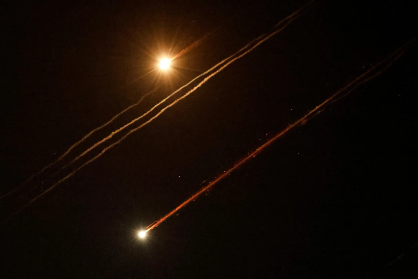 Rudal balistik Iran menghujani langit Israel. Sumber: Tehran Times