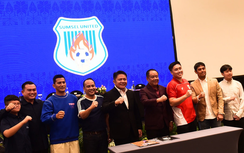 Nil Maizar kedua dari kanan bersama pembina dan manajemen Sumsel United. (FOTO: Msi)