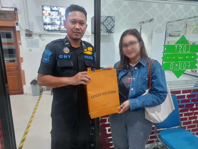 Petugas PT KAI mengembalikan barang pelanggan yang tertinggal. (Foto: Humas PT KAI)
