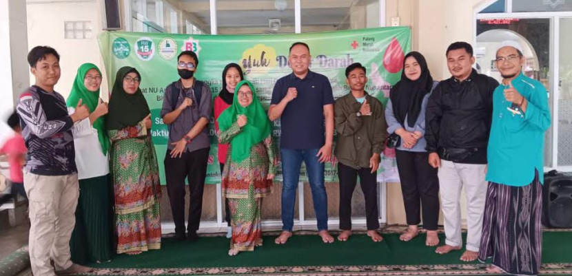 Pengurus Muslimat NU RW 15 berfoto bersama dengan tim kesehatan PMI Kota Depok, serta Yayasan Rumah Berkah Nusantara, saat kegiatan donor darah beberapa waktu lalu.