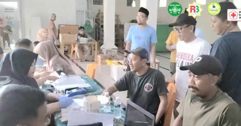 Para peserta melakukan pengecekan kesehatan sebelum donor darah, beberapa waktu lalu.