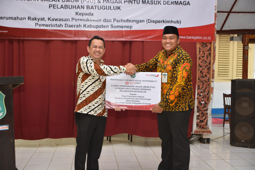 Penyerahan bantuan CSR Bank Jatim di Pulau Kangean