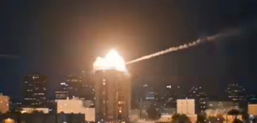 Rudal Iran menghantam gedung di Tel Aviv, Israel. (Foto: Dok RUZKA INDONESIA)