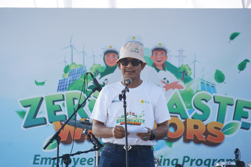 General Manager PLN UID Jakarta Raya, Moch. Andy Adchaminoerdin menyampaikan komitmen dalam pelestarian lingkungan dalam acara Zero Waste Warriors di Pantai Marunda, Jakarta Utara, Senin (16/6/2025). (Foto: Dok Ruzka Indonesia/PLN)