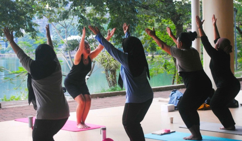 Anggota Komoenitas Makara berlatih yoga di tepi Danau Kenanga UI. (Foto: Dok Komoenitas Makara)
