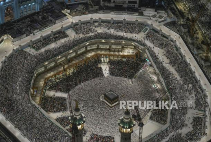 Umat Muslim mengelilingi Kabah di Masjidil Haram, Makkah, Arab Saudi, Selasa, 11 Juni 2024. Foto: AP Photo/Rafiq Maqbool