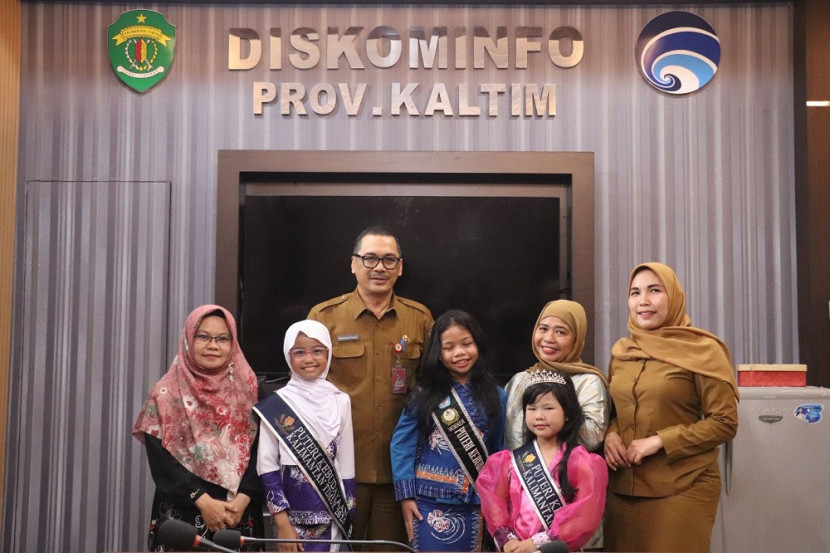 Kadiskominfo Faisal bersama delegasi Puteri Kebudayaan Cilik Kaltim 2025. (Adpimprov)