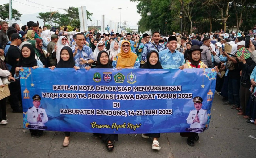 Pawai Ta'aruf MTQH ke-39 Tingkat Provinsi Jabar. Kafilah dipimpin langsung Nina Suzana. (Foto: Dok Diskominfo Kota Depok)