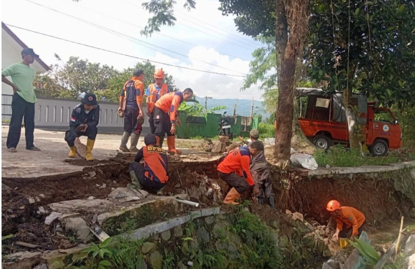 Upaya penanganan TPT ambruk oleh petugas BPBD Kota Sukabumi pada Mei 2025. Dok BPBD Kota Sukabumi