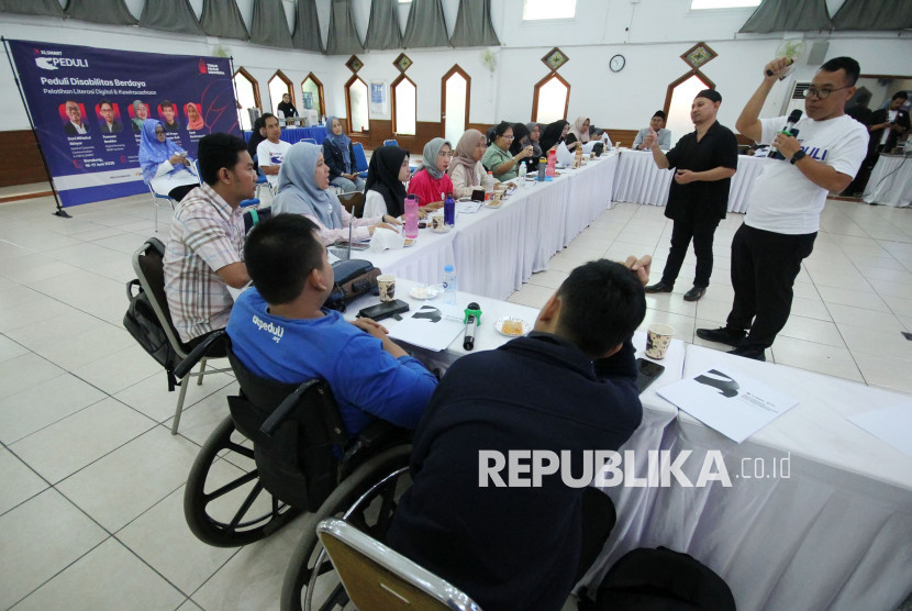 Head of Corporate Communication & CSR XLSMART sekaligus perwakilan Teman Pintar Indonesia Dani Miftahul Akhyar menyampaikan materi saat pelatihan XLSMART Peduli Disabilitas Berdaya 2025, di Daarul Hajj, Geger Kalong, Kota Bandung, Kota Bandung, Selasa (17/6). Foto: Edi Yusuf