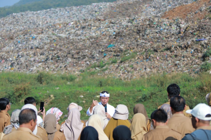 Sekretaris Daerah Provinsi Jawa Barat (Jabar) Herman Suryatman, memimpin apel pagi di depan tumpukan sampah TPPAS Sarimukti, Kabupaten Bandung Barat, Senin (16/6/2025). Foto: Humas Jabar