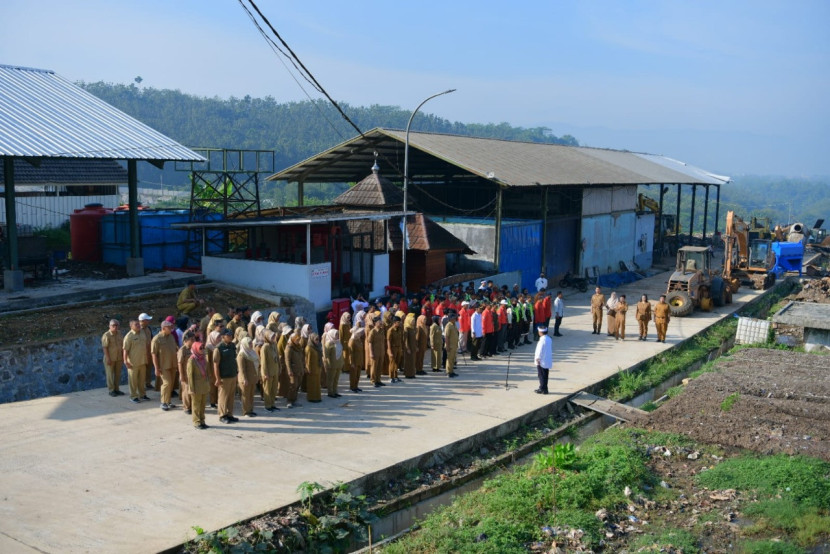 Sekretaris Daerah Provinsi Jawa Barat (Jabar) Herman Suryatman, memimpin apel pagi di depan tumpukan sampah TPPAS Sarimukti, Kabupaten Bandung Barat, Senin (16/6/2025). Foto: Humas Jabar