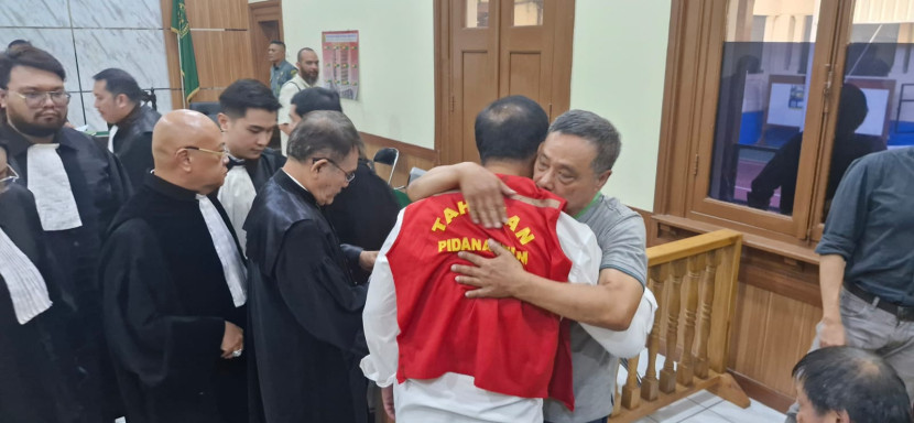 MT usai divonis berpelukan dengan keluarga.
