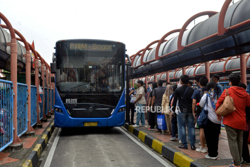 Penumpang mengantre saat akan menaiki bus TransJakarta P11 rute TransJabodetabek Blok M-Bogor di Terminal Blok M, Jakarta, Senin (9/6/2025). (Foto: Thoudy Badai/Republika)