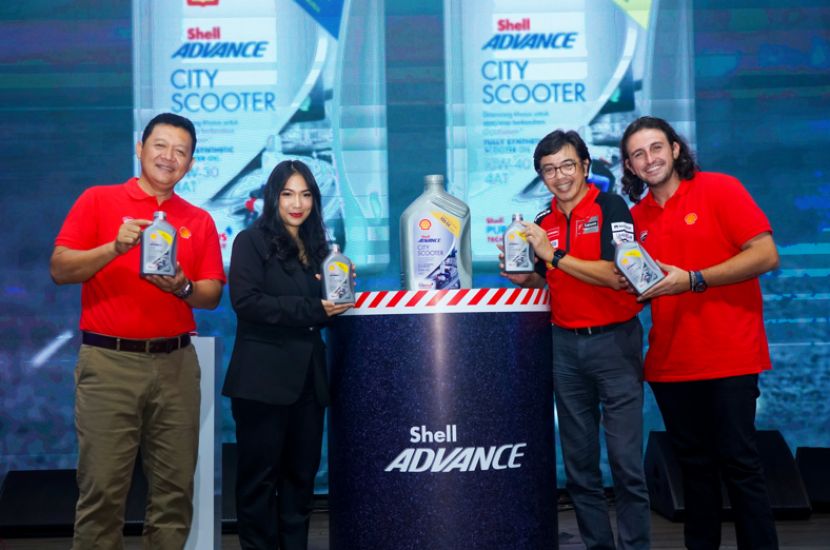 Andi Farista, Vice President Technical Lubricants Shell Indonesia, bersama dengan Kendra Naamin, Head of MCO Marketing Lubricants Shell Indonesia, Andri Pratiwa, Managing Director Lubricants Shell Indonesia, dan Ladislao Camara Carranza, konten kreator otomotif pada peluncuran Shell Advance City Scooter di Jakarta, 17 Juni 2025 (Doc. Shell Indonesia).