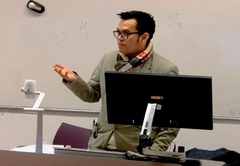 Prof Ahmad Daryanto mengajar di ruang kuliah. (FOTO: Rilda Taneko)
