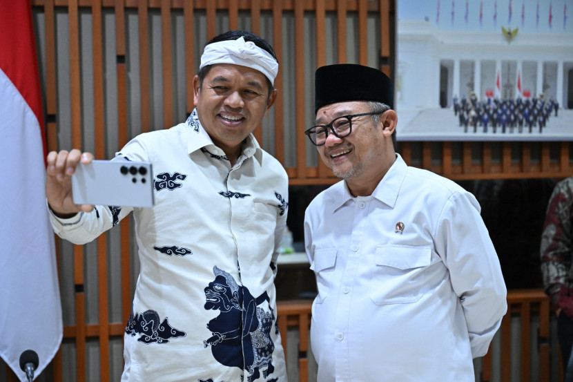 Mendikdasmen, Abdul Mu'ti dan Gubernur Jabar, Dedi Mulyadi berswafoto usai pembahasan sinergitas pusat dan daerah di bidang pendidikan. Sumber:dok Humas Dikdasmen