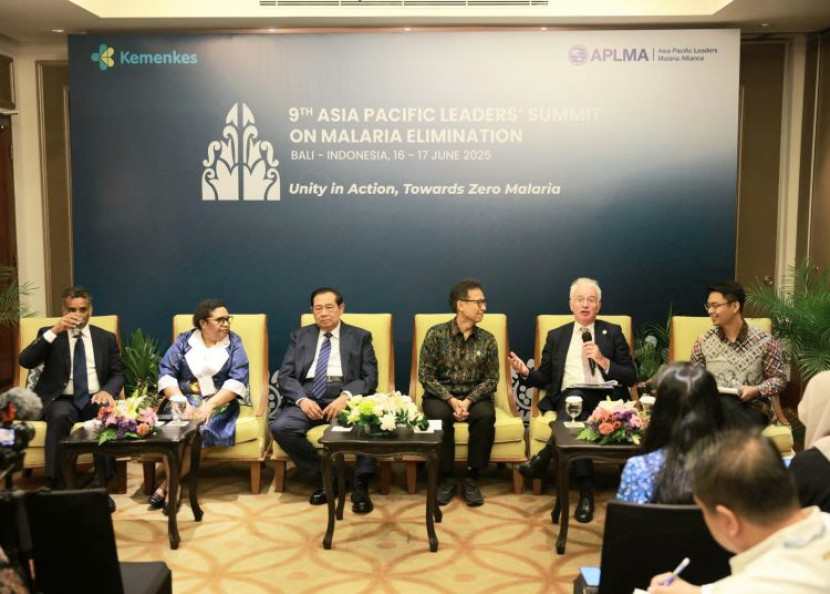 Presiden ke-6 RI, Bapak Susilo Bambang Yudhoyono, Menteri Kesehatan Budi Gunadi Sadikin dan Direktur Eksekutif Global Fund, Peter Sands, dalam konferensi pers Asia Pacific Leaders’ Summit on Malaria Elimination ke-9 di Bali, Selasa 17/6/2025.