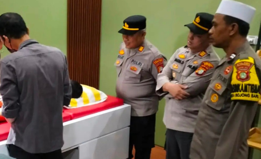 Polsek Bojonggede menggelar bakti sosial berupa khitanan atau sunat massal gratis. (Foto: Dok Diskominfo Kota Depok)