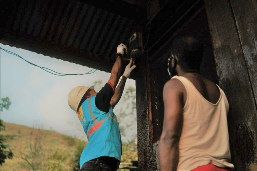 Petugas PLN sedang melayani pelanggan rumah tangga di Sentani, Kabupaten Jayapura, Papua. Hadirnya listrik yang andal tentunya dapat menggerakkan perekonomian dan meningkatkan taraf hidup masyarakat sekitar. (Foto: Dok PLN)