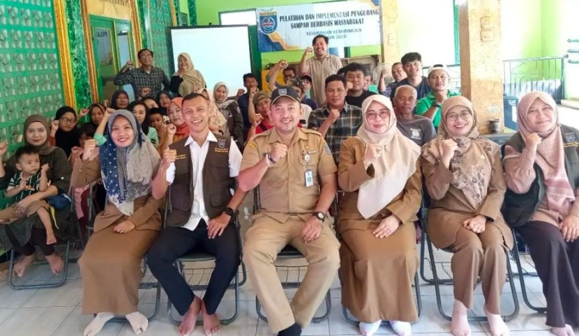 Peserta kegiatan sosialisasi pemilahan sampah, di Aula Musala Nurul Huda, RT 02 RW 09 Kemiri Muka, Senin (16/06/2025). (Foto:Dok.Kel.Kemiri Muka)