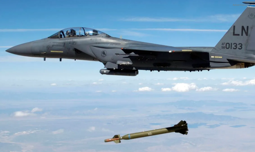 Pesawat tempur F-15E Strike Eagle AS melepaskan bom berpemandu laser GBU-28 Bunker Buster (United States Military via Reuters)