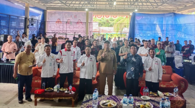 KETERANGAN FOTO: (Kiri ke kanan) Ketua Aspekpir Rokan Hulu Adelin, Ketua KUD Tani Sejahtera Barikun, Direktur Eksekutif Aspekpir Efendi Pasaribu, Ketua Umum Aspekpir Setiyono, Kepala Dinas Peternakan dan Perkebunan (Kadisnakbun) Rokal Hulu CH Agung Nugroho, Kepala Desa Bono Tapung Riyanto dan Ketua Aspekpir Riau Sutoyo, Rabu (18/6/2025).